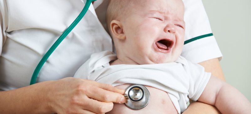 médecin osculte un bébé qui pleure