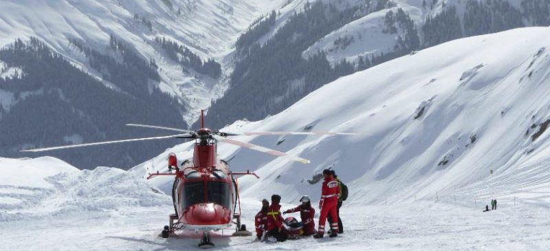 secouristes à la montagne pour un arrêt cardiaque