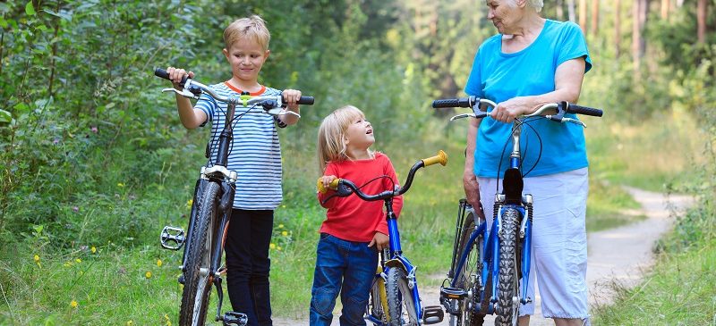 femme agée et enfant à vélo - immunité