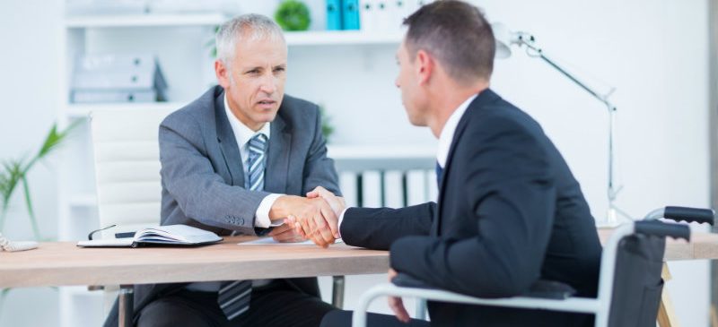 Deux hommes dans un bureau se serrant la main