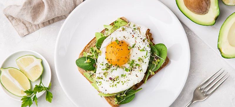 oeuf dans une assiette