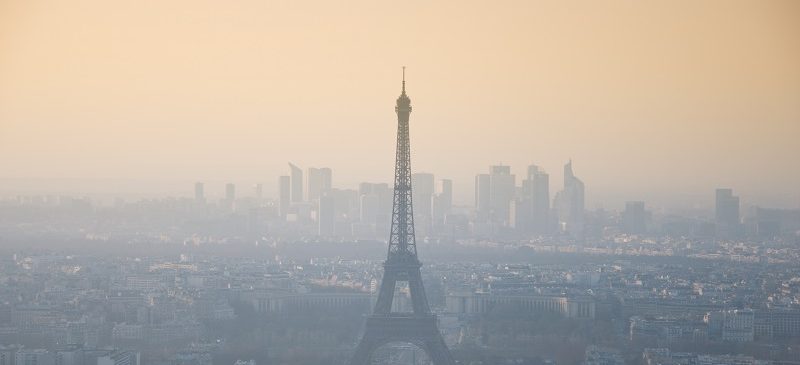 Tour Eiffel entourée de pollution atmosphérique.