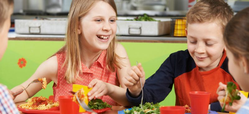 des enfants mangent à la cantine