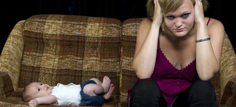 femme stressée avec son bébé - dépression périnatale