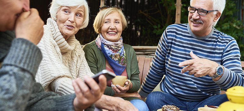 Personnes âgées entre amis avec une bonne espérance de vie