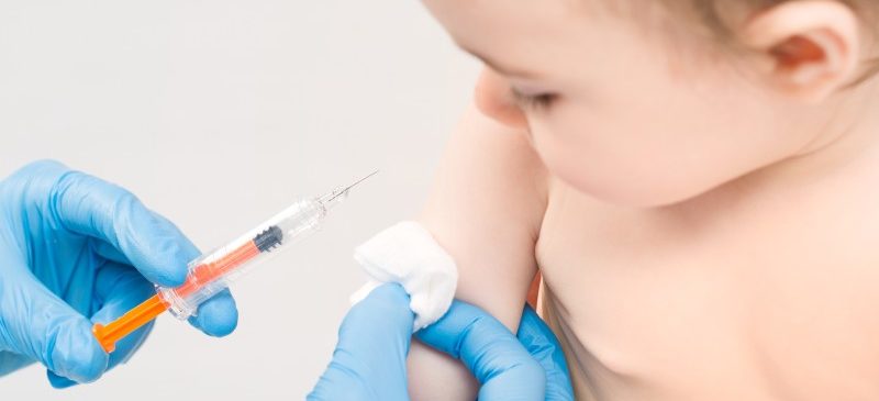 petit enfant qui se fait vaccincer par un professionnel de santé