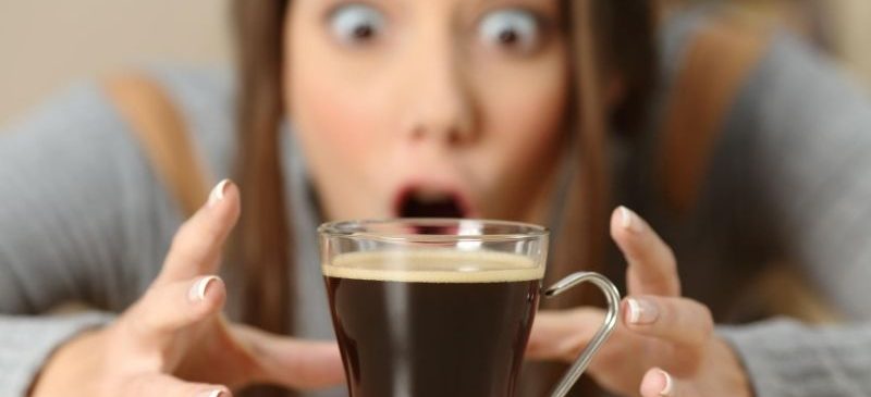 Femme addict à son café