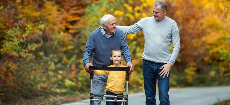 3 générations d'hommes qui marchent sur une route