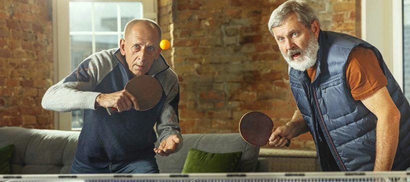 hommes âgés jouant au ping pong