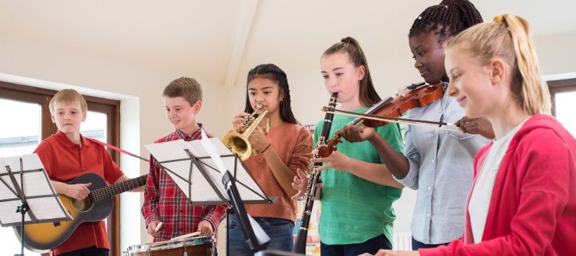 enfant qui jouent des instruments de musique