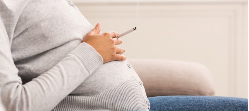 femme enceinte avec une cigarette