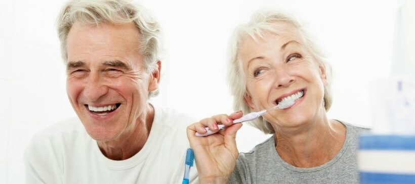 santé dentaire couple qui se brosse les dents