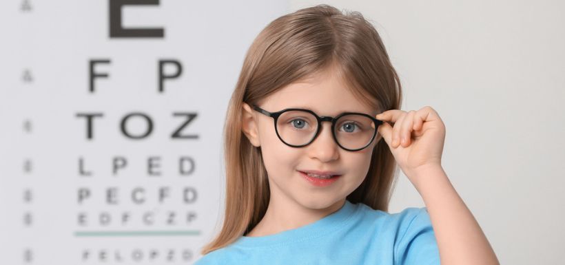 Header pour l'article "Evolution de la myopie chez les enfants : quels bénéfices concernant les verres de freination ?", petite fille lunettes