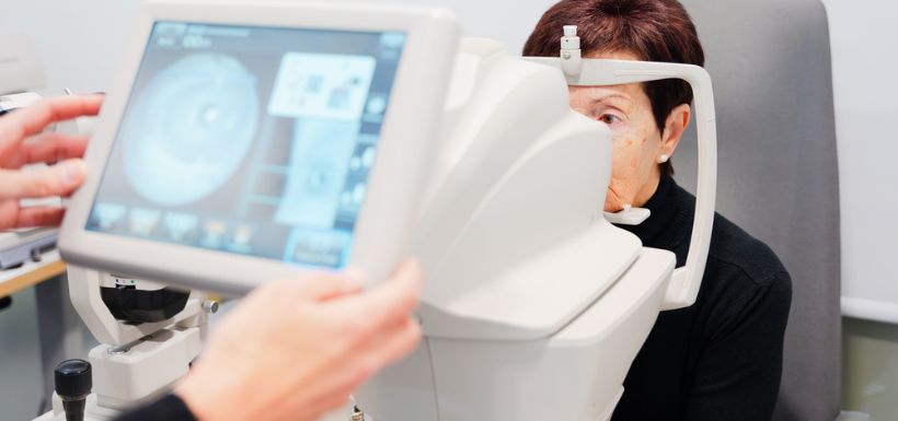 Image article sur premiers stades de la cataracte - femme passant un examen oculaire