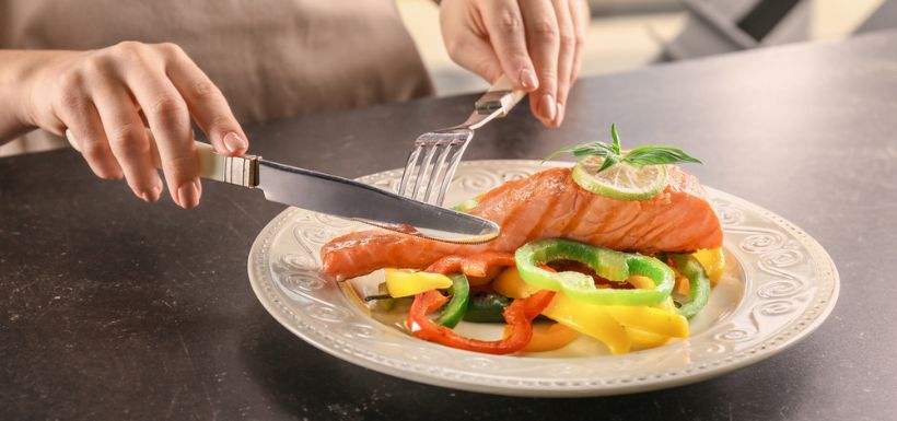 header pour l'article "Sclérose en plaques : Une progression freinée par la consommation de poisson ?" - assiette contenant du saumon et des légumes